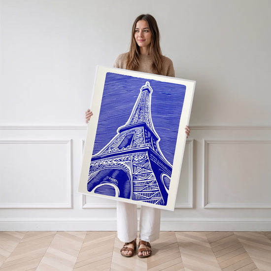 Poster Tour Eiffel - Bleu électrique et lignes graphiques modernes — Vierge - poster-femme-debout