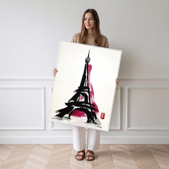 Poster Tour Eiffel - Encre noire et éclat fuchsia sur Paris — Vierge - poster-femme-debout