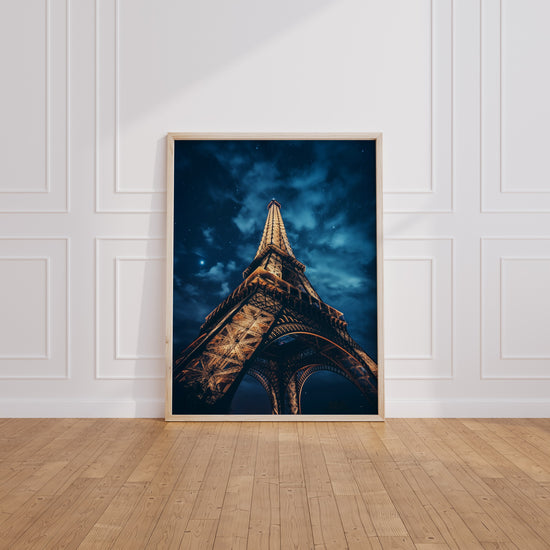 Poster Tour Eiffel - Paris illuminé sous un ciel de nuit — Vierge - living-room