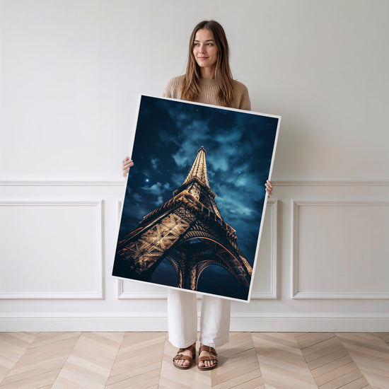 Poster Tour Eiffel - Paris illuminé sous un ciel de nuit — Vierge - poster-femme-debout