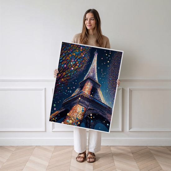 Poster Tour Eiffel - Paris la nuit en mille points de couleur — Vierge - poster-femme-debout