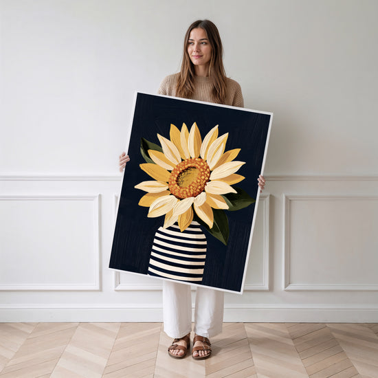 Poster Tournesol lumineux - Éclat doré sur bleu profond — Vierge - poster-femme-debout