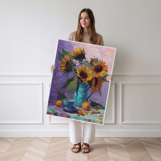 Poster Tournesols - Bouquet doré dans son pichet bleu — Vierge - poster-femme-debout