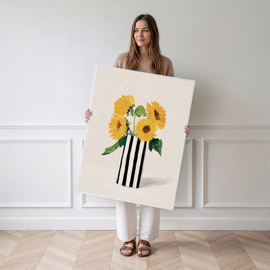 Poster Tournesols éclatants - Vase rayé et lumière d'été — Vierge - poster-femme-debout