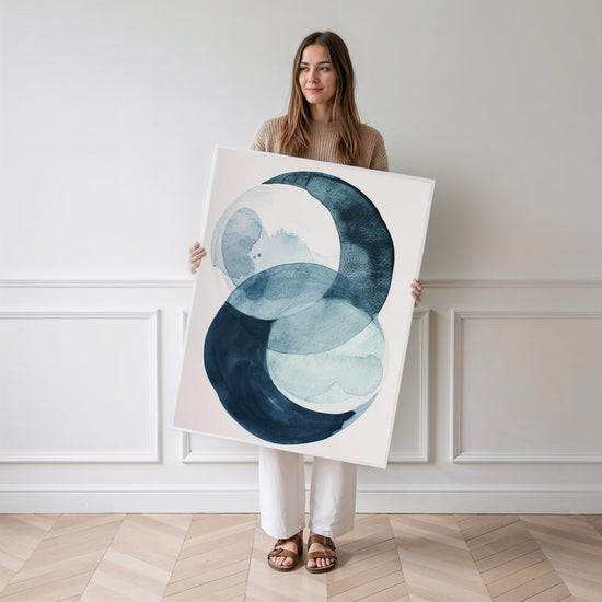 Poster Étreinte aquatique - Cercles bleus et douceur apaisante — Vierge - poster-femme-debout