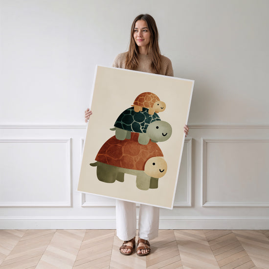 Poster Trois tortues empilées - Douceur apaisante pour chambre de bébé — Vierge - poster-femme-debout
