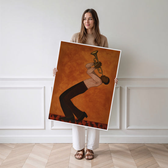 Poster Trompettiste jazz - L'énergie brûlante d'un solo sur fond orange — Vierge - poster-femme-debout