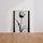 Poster Tulipe - La grâce d'une fleur en noir et blanc — Vierge - living-room