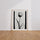 Poster Tulipe - La grâce d'une fleur en noir et blanc — Vierge - living-room — passe-partout blanc