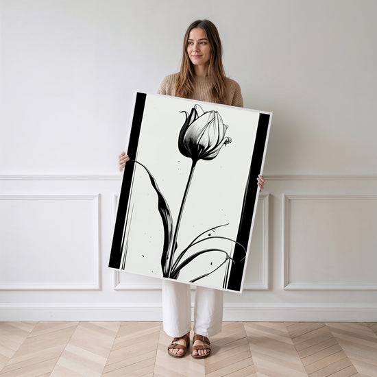 Poster Tulipe - La grâce d'une fleur en noir et blanc — Vierge - poster-femme-debout