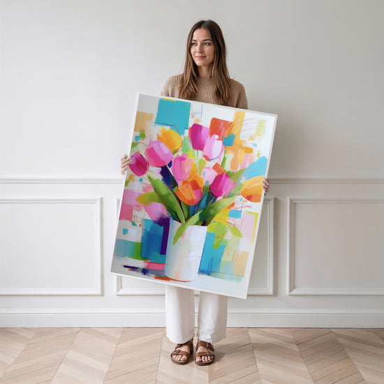 Tulpen-Poster – Bunter Strauß in Frühlingsfarben — stehende Frau mit Poster