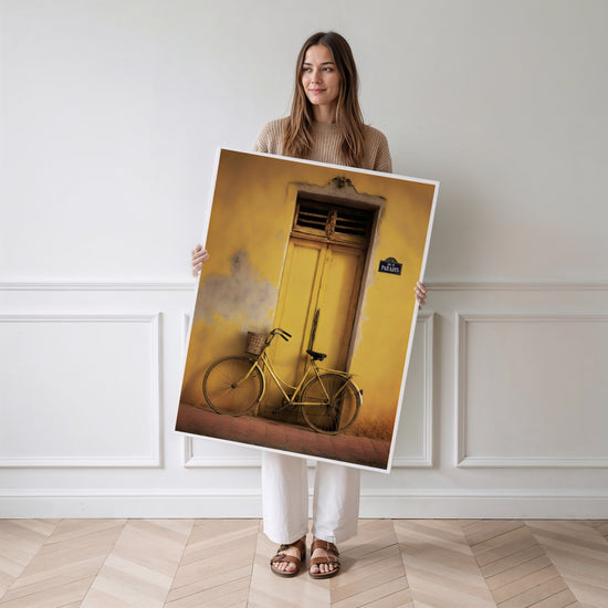 Poster Vélo vintage - Nostalgie ensoleillée en jaune éclatant — Vierge - poster-femme-debout