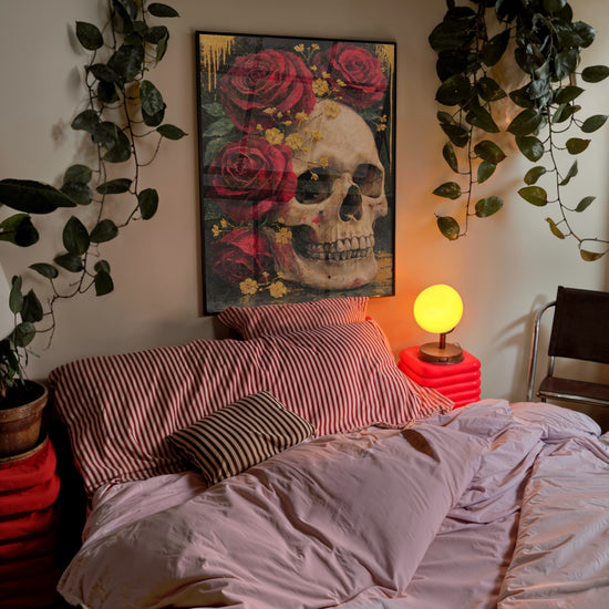 Poster Vanité moderne - Crâne roses écarlates et éclats dorés — Chambre enfant - poster-garçon-lampe