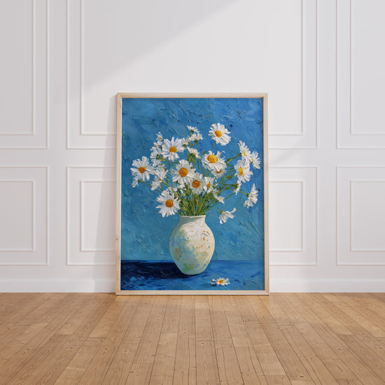 Poster Vase et marguerites - Un bouquet de lumière sur fond bleu — Vierge - living-room