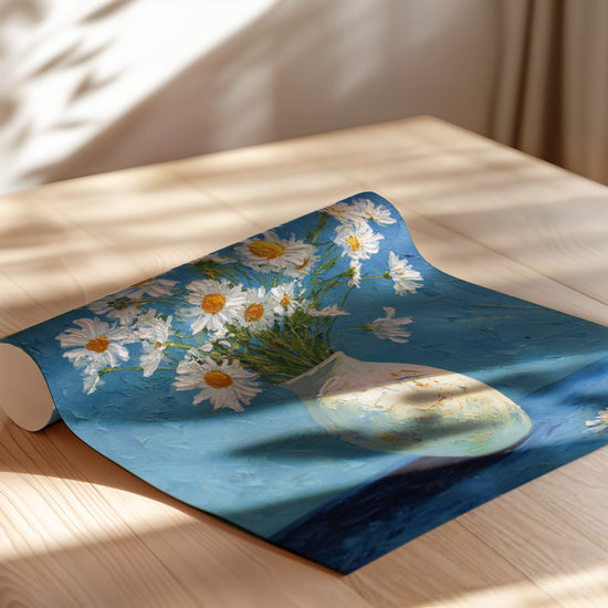 Poster Vase et marguerites - Un bouquet de lumière sur fond bleu — Vierge - poster-enroullé