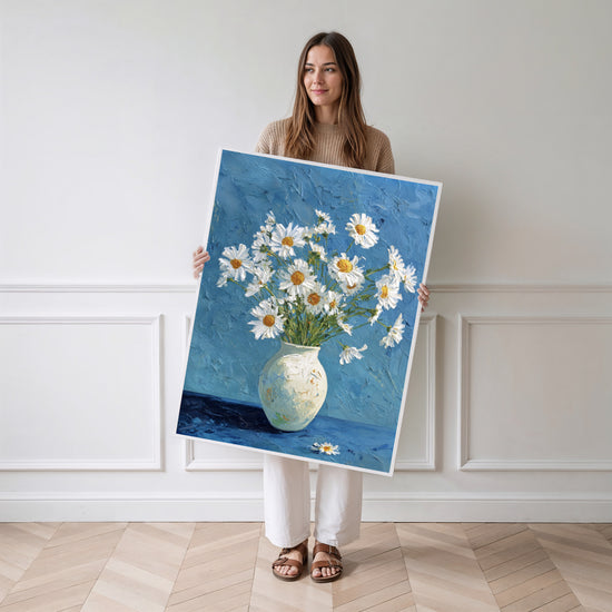 Poster Vase et marguerites - Un bouquet de lumière sur fond bleu — Vierge - poster-femme-debout