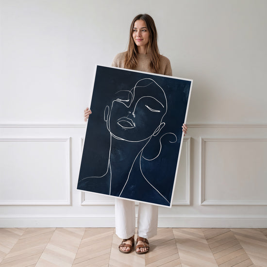 Poster Visage féminin - Trait blanc épuré sur bleu nuit — Vierge - poster-femme-debout