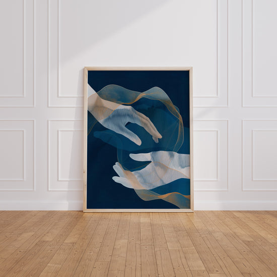 Poster Voile de mains bleues - Douceur bleutée et éclats dorés — Vierge - living-room