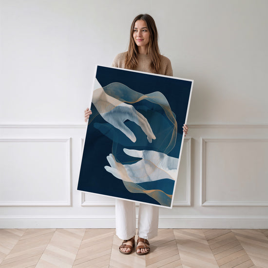 Poster Voile de mains bleues - Douceur bleutée et éclats dorés — Vierge - poster-femme-debout