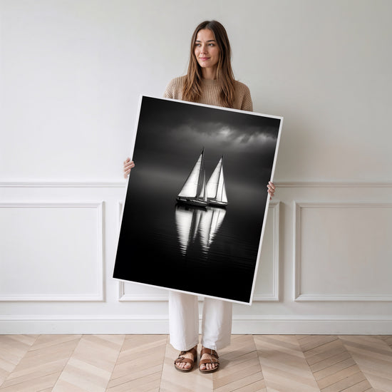Poster Voiliers - L'appel du large en noir et blanc — Vierge - poster-femme-debout
