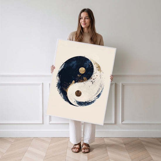Poster Yin Yang bleu et or - Souffle d'équilibre et de sérénité — Vierge - poster-femme-debout