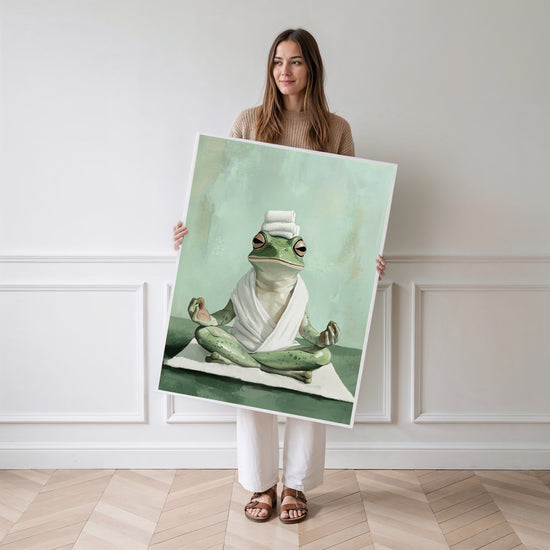 Poster Yoga Frog - Grenouille zen en pleine méditation — Vierge - poster-femme-debout