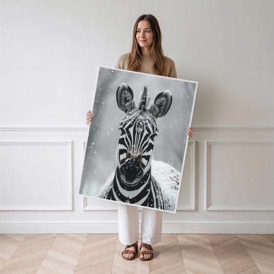Poster Zèbre sous la neige - Rencontre inattendue en plein hiver — Vierge - poster-femme-debout