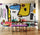 une salle à manger moderne, décorée avec une tapisserie aux motifs abstraits et colorés, qui apporte une touche artistique et énergique à l'espace.