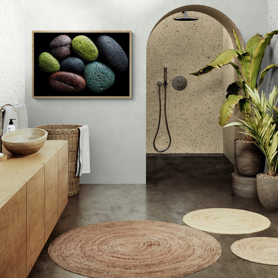 un cadre décoratif xxl galet minéraux coloré dans un salle de bain en bois clair