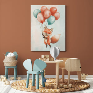 Une salle de jeu avec meubles en bois clair : table ronde, chaise bleue en forme de papillon, panier en osier. Sur le mur brun orangé, un tableau montre le renard qui flotte avec ses ballons. Des jouets en bois sont posés au sol.