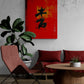 Salon contemporain avec tableau mural rouge asiatique.