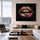Toile canvas moderne représentant des lèvres rouges artistiques sur fond noir, installée dans un salon contemporain lumineux avec grande baie vitrée et vue urbaine. L’œuvre murale apporte un contraste fort au canapé beige et à la décoration minimaliste, créant une ambiance chic et audacieuse. Tableau décoratif idéal pour sublimer un salon moderne avec une touche artistique urbaine et expressive.