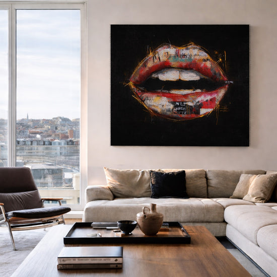 Toile canvas moderne représentant des lèvres rouges artistiques sur fond noir, installée dans un salon contemporain lumineux avec grande baie vitrée et vue urbaine. L’œuvre murale apporte un contraste fort au canapé beige et à la décoration minimaliste, créant une ambiance chic et audacieuse. Tableau décoratif idéal pour sublimer un salon moderne avec une touche artistique urbaine et expressive.
