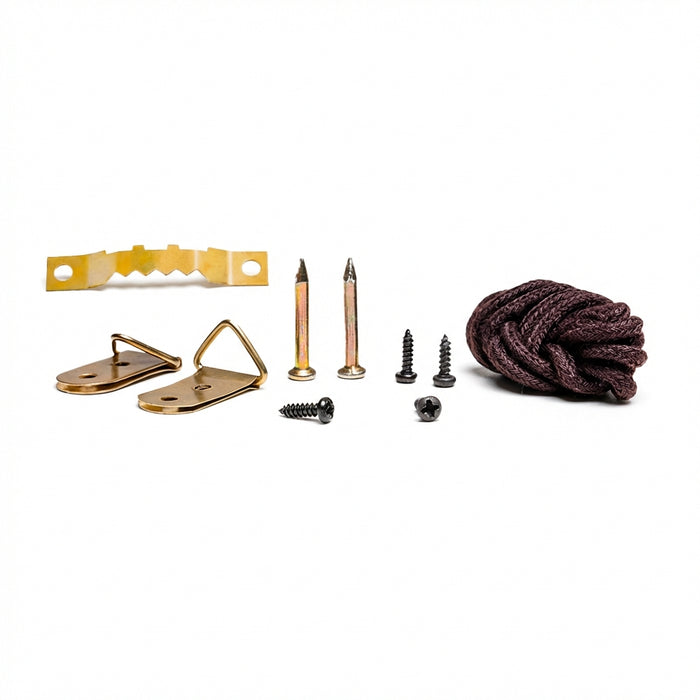 Kit de fixation pour tableau ou toile comprenant deux crochets en métal doré, deux clous, quatre vis noires, une corde tressée marron foncé et une attache dentelée en laiton. Ensemble conçu pour suspendre facilement un tableau au mur