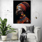 une décoration murale femme Africaine trône majestueusement au-dessus d'un fauteuil blanc, apportant une touche d'exotisme à ce salon moderne.