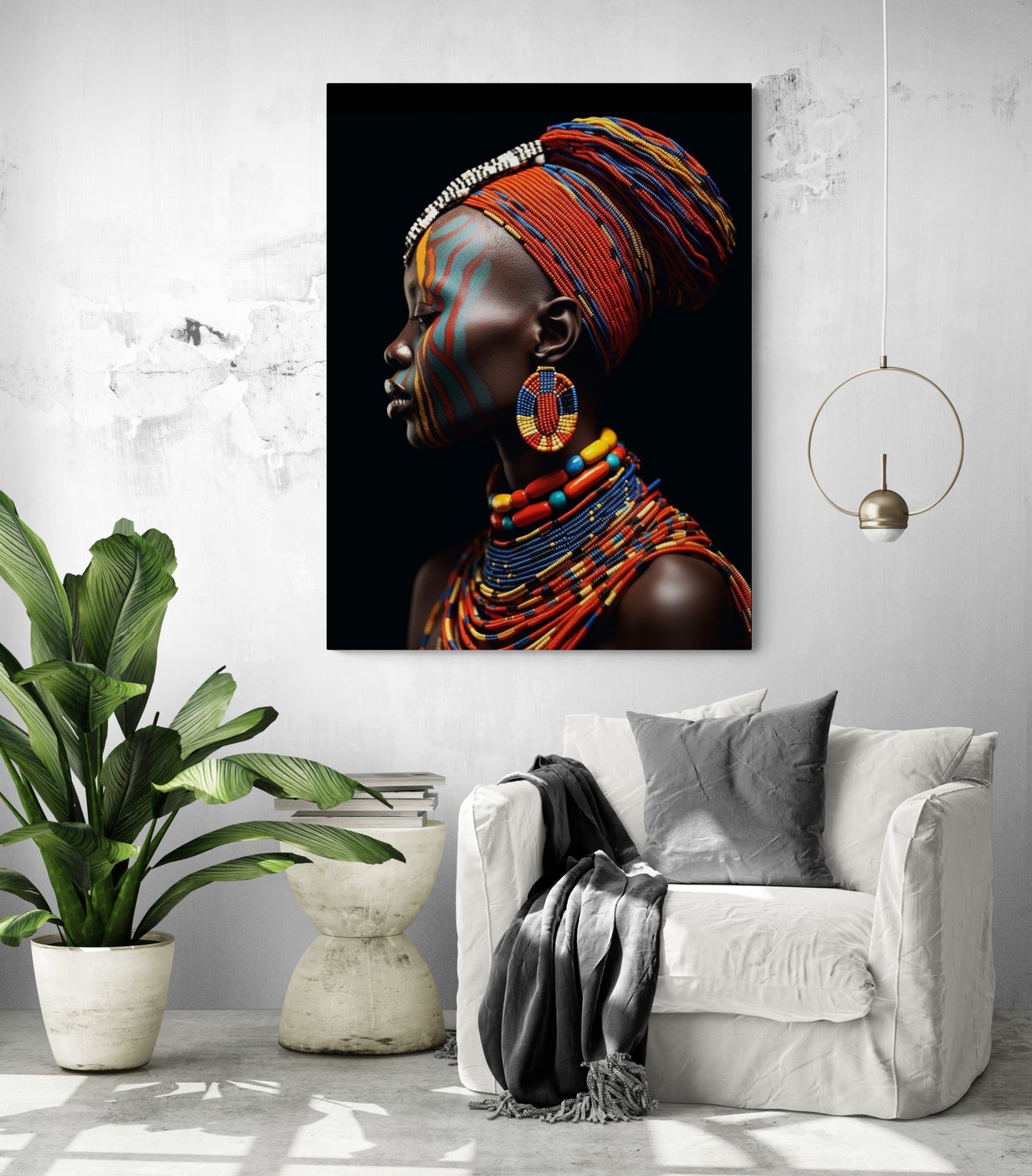 une décoration murale femme Africaine trône majestueusement au-dessus d'un fauteuil blanc, apportant une touche d'exotisme à ce salon moderne.