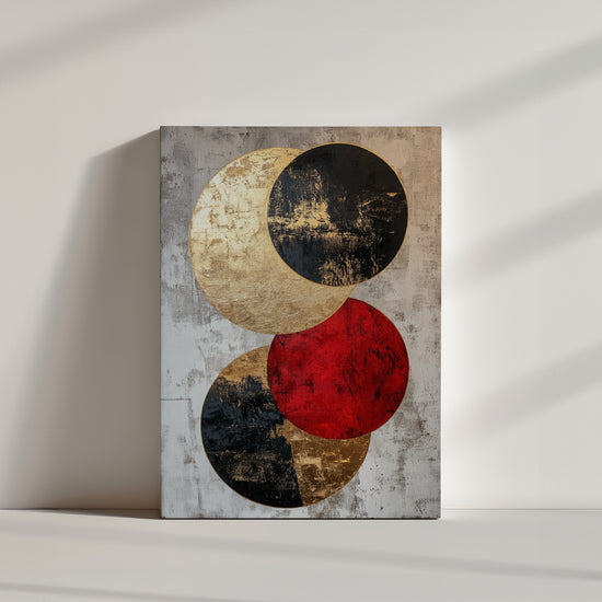 Un tableau abstrait mettant en avant des cercles dorés, noirs et rouges sur un fond texturé gris, idéal pour une décoration moderne et élégante.