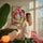 Abstraktes buntes Kurven-Bild in Rosa, Orange, Blau im modernen Wohnzimmer, Frau betrachtet das Kunstwerk