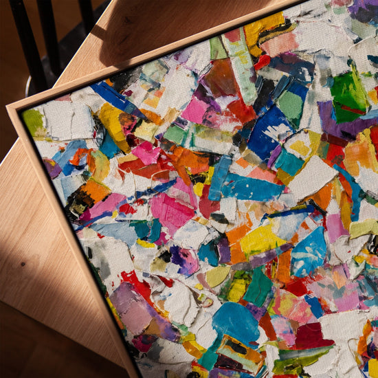 Abstraktes, buntes Wandbild mit strukturierten Pinselstrichen – Dekoration im modernen Wohnzimmer, Rahmen in goldenem Eichen-Ton