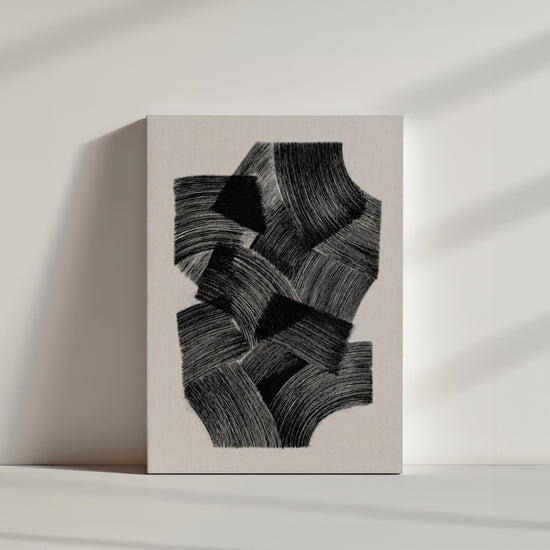 Abstraktes Bild in Schwarz und Grau mit organischen, strukturierten Linien – minimalistische, reduzierte Stimmung, am Boden stehend