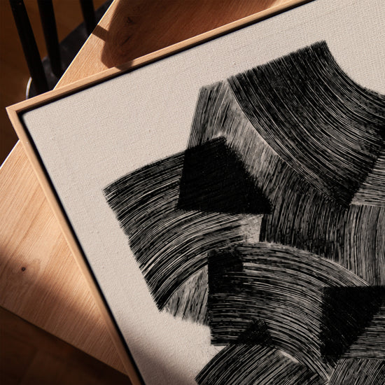 Abstraktes Wandbild in Schwarz und Grau, organische, strukturierte Linien für modernes Wohnzimmer