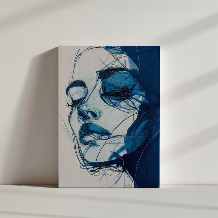 Un tableau abstrait représentant un visage de femme en traits bleus et noirs, avec des lignes fluides et des nuances de bleu sur un fond blanc.