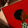 Tableau africain femme élégante profil fond rouge motifs tropicaux cadre chêne doré salon moderne