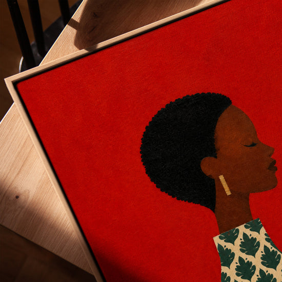 Tableau africain femme élégante profil fond rouge motifs tropicaux cadre chêne doré salon moderne