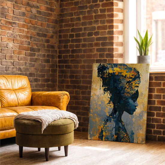 Tableau africain femme de profil aux motifs tribaux bleu doré dans salon mur brique fauteuil cuir camel