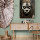 tableau portrait femme africaine accrocher au dessus d'une coiffeuse dans une chambre adulte