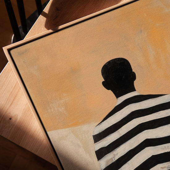 Tableau africain homme de dos cape rayée noir blanc fond ocre cadre chêne doré décoration salon