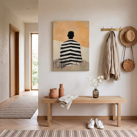 Tableau africain homme de dos cape rayée noir blanc fond ocre décoration salon moderne