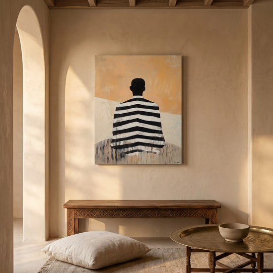 Tableau africain homme de dos cape rayée noir blanc fond ocre décoration murale salon moderne