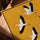 Tableau animaux grues blanches en vol sur fond jaune moutarde style minimaliste pour salon moderne